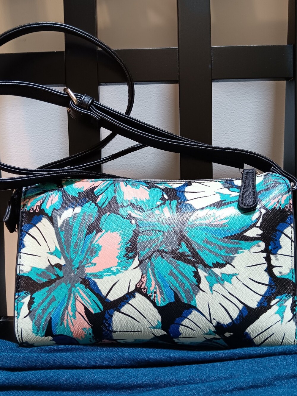 Kenneth Cole Reaction Beautiful Floral Shoulder/Crossbody Purse *Excellent Cond. - Picture 4 of 6